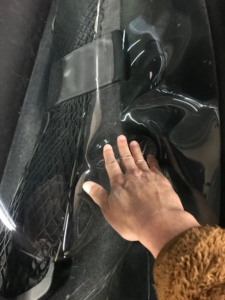 軽く押して折り目を付ける