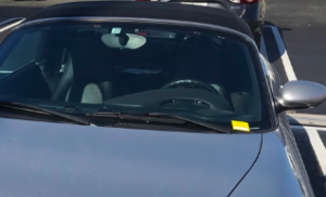 黄色いラベルの脇に車台番号がある