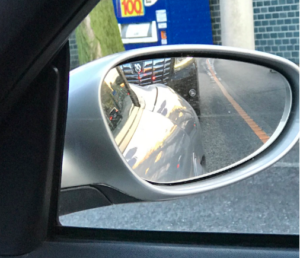右サイドミラーを時々見る