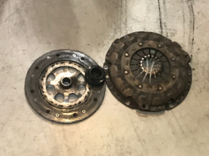 摩耗しきったクラッチ板