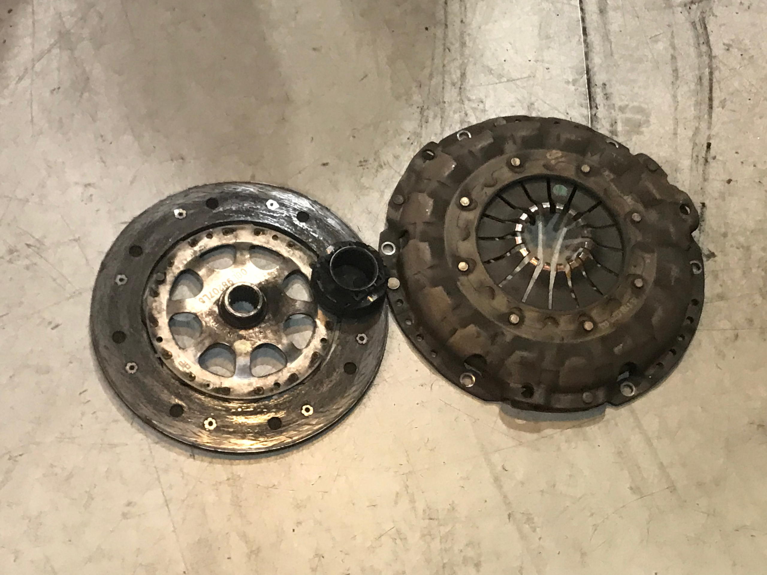 摩耗しきったクラッチ板